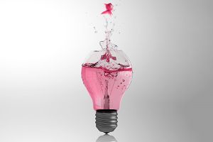 pesce che salta da una lampadina